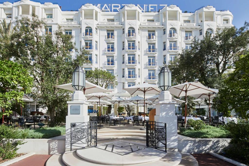 https://cdn.dealeusedevoyages.com/sites/default/files/article/Hôtel Martinez Cannes.jpg